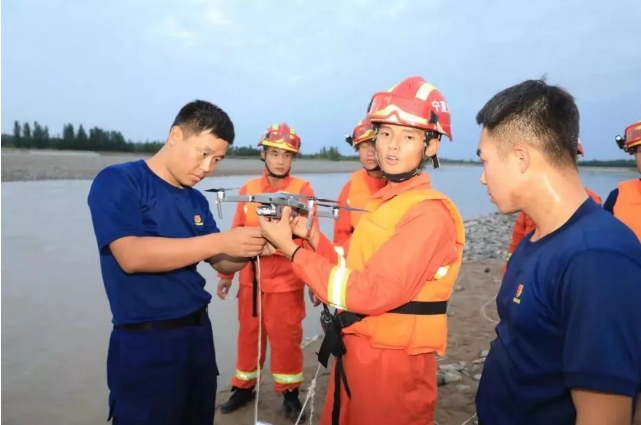 巧妙！3人被困黄河中央 消防员用无人机牵线成功救援