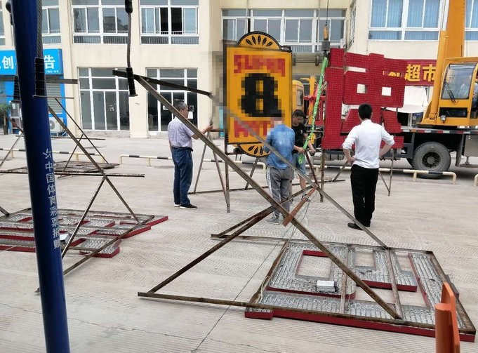 合肥经开城管出动无人机拆除违规广告牌