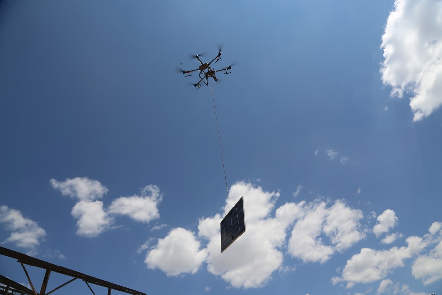 无人机搭空中运送通道 助力光伏项目高质量建设