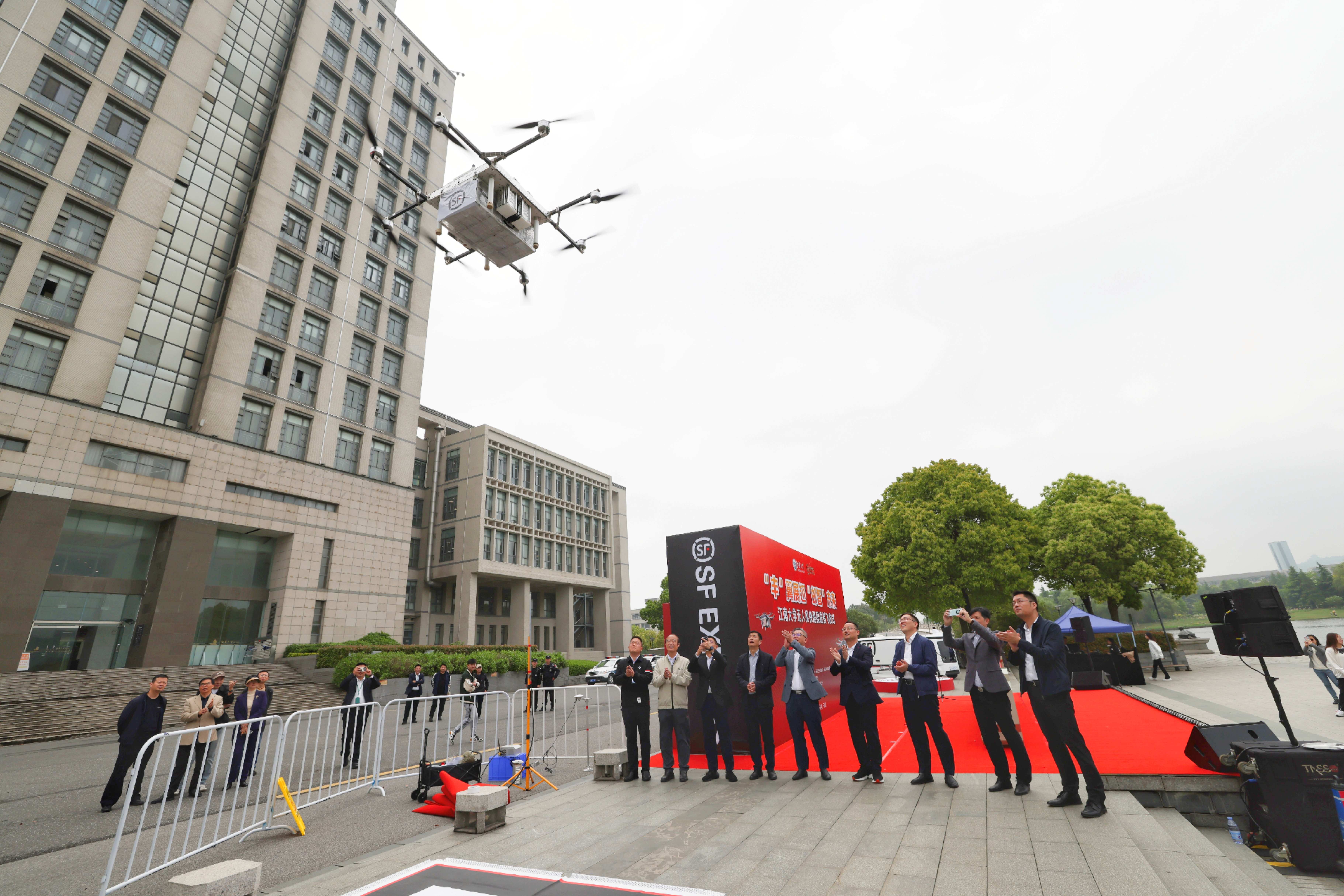 校园首飞成功！无锡打造全国首个“无人机配送”示范高校